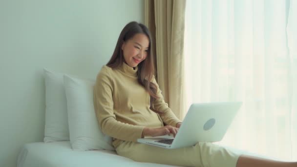 Filmaufnahmen Von Asiatischen Frauen Die Hause Mit Laptop Arbeiten — Stockvideo