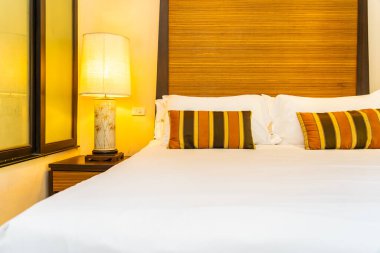 Yatak dekorasyonunda beyaz rahat yastık.