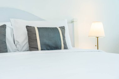 Yatak odasının iç dekorasyonunda yastık.