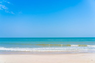 Plajın etrafındaki güzel tropikal okyanus mavi gökyüzü beyaz kl