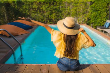 Asyalı genç bir kadının portresi mutlu bir gülümseme açık havada yüzmek