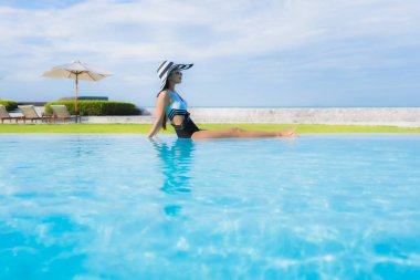 Güzel Asyalı genç kadınların portresi. Gülümseyin. Rahatlayın.