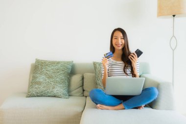 Güzel Asyalı genç kadınların portresi.