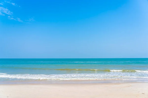 Plajın etrafındaki güzel tropikal okyanus mavi gökyüzü beyaz kl — Stok fotoğraf