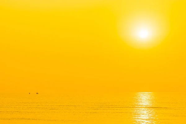 Hermosa playa de mar tropical al amanecer o al atardecer — Foto de Stock