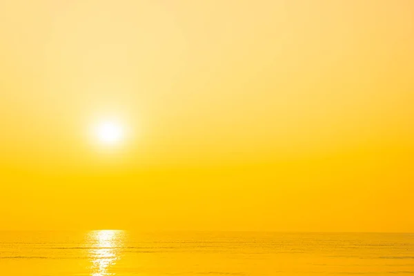 Güneşin doğuşunda ya da batışında güzel tropikal okyanus plajı — Stok fotoğraf