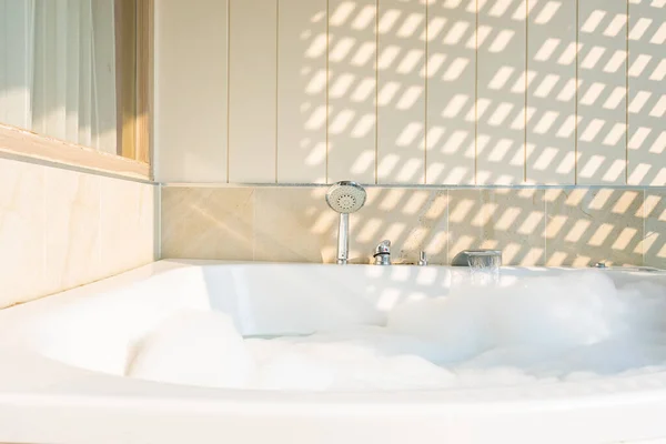Banheira branca e decoração jacuzzi interior — Fotografia de Stock