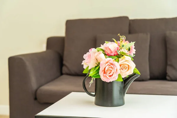 Váza virág az asztalon párna és kanapé dekoráció belső — Stock Fotó