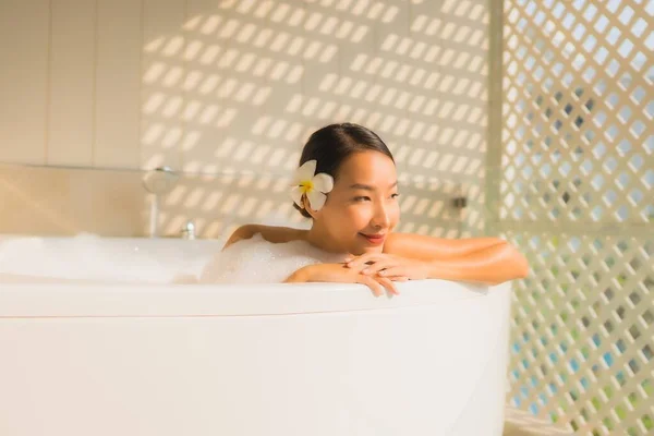 Портрет молодой азиатской женщины расслабиться принять ванну в ванной — стоковое фото