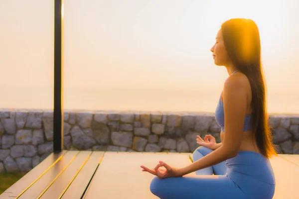 Retrato joven asiático mujer hacer meditación alrededor de mar playa océano —  Fotos de Stock