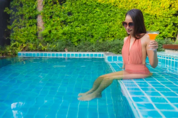 Retrato joven asiático mujer relajarse feliz sonrisa alrededor de natación poo — Foto de Stock