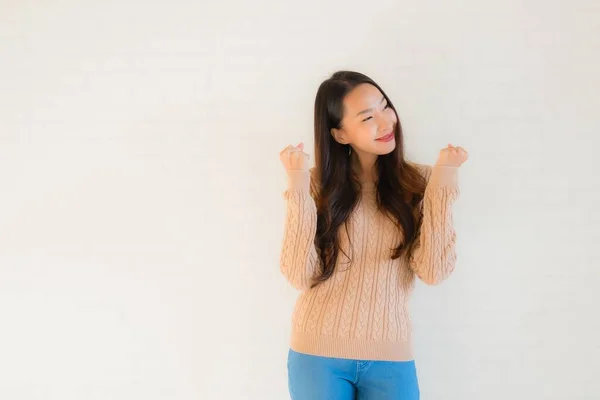 아름다운 아시아의 젊은 여성들 이 다양 한 행동으로 행복하게 미소짓는 모습 — 스톡 사진