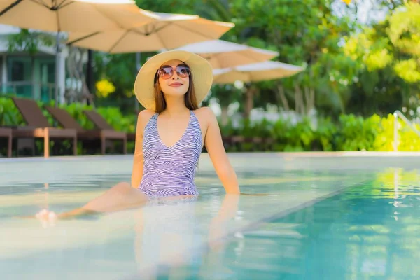 Bonito jovem asiático mulheres feliz sorriso relaxar ao redor ao ar livre swi — Fotografia de Stock