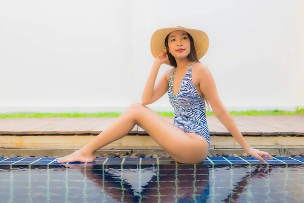 Portret jonge aziatische vrouw gelukkig glimlach ontspannen rond outdoor zwemmen — Stockfoto