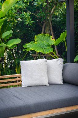 Kanepe sandalyede rahat yastık