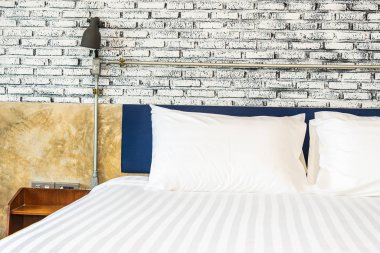 Yatak odasının iç dekorasyonunda yastık.