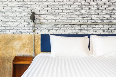 Yatak odasının iç dekorasyonunda yastık.