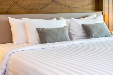 Yatak odasının iç dekorasyonunda yastık.