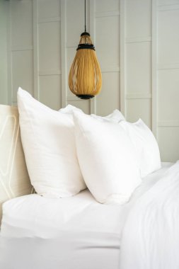 Yatak odasının iç dekorasyonunda yastık.