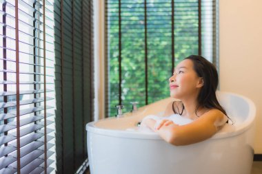 Güzel bir Asyalı kadın portresi. Mutlu bir gülümseme.