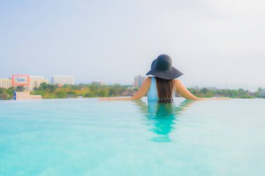 Asyalı kız mutlu gülümsemek güzel genç kadın portre dinlenmek