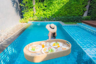 Asyalı genç bir kadının portresi. Mutlu bir gülümseme.