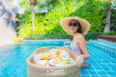 Asyalı genç bir kadının portresi. Mutlu bir gülümseme.