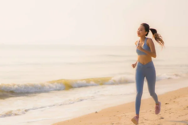 Retrato deporte joven asiático mujer preparar ejercicio o correr en la — Foto de Stock