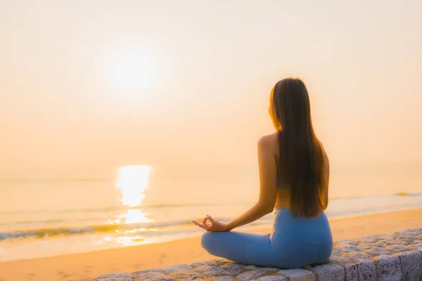 Retrato joven asiático mujer hacer meditación alrededor de mar playa océano —  Fotos de Stock