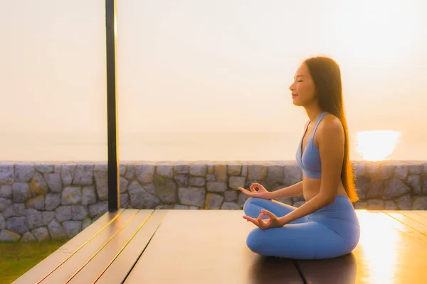 Retrato joven asiático mujer hacer meditación alrededor de mar playa océano —  Fotos de Stock