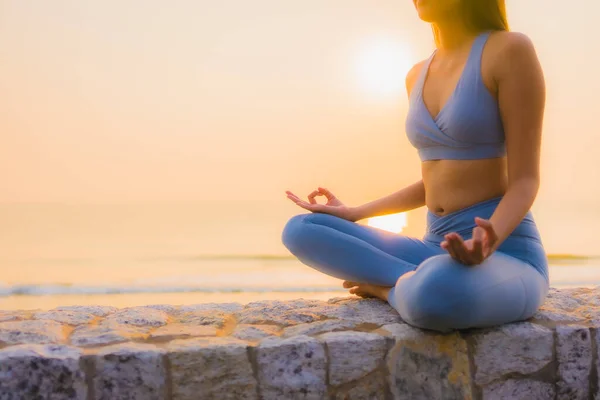 Portré fiatal ázsiai nő csinál meditáció körül tenger tengerpart óceán — Stock Fotó