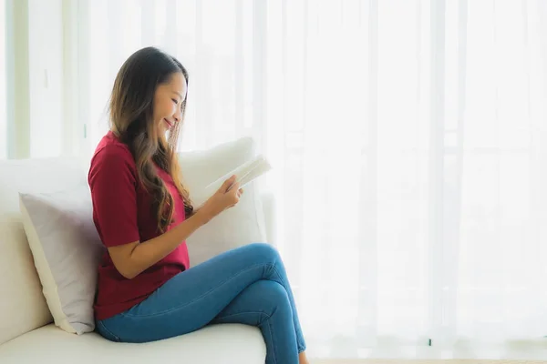 Porträt schöne junge asiatische Frauen lesen Buch auf Sofa-Stuhl — Stockfoto