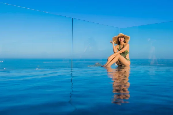 Hermosa joven asiático mujeres feliz sonrisa relajarse alrededor al aire libre swi — Foto de Stock