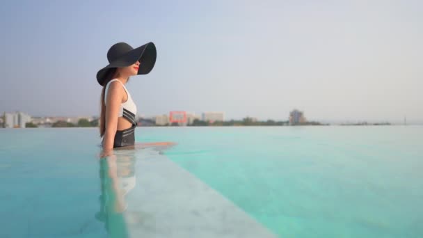 Footage Beautiful Asian Woman Relaxing Pool Hotel — Stock Video