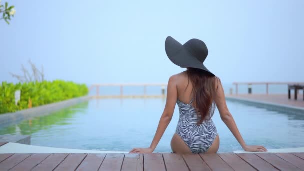 Zdjęcia Pięknej Azjatyckiej Kobiety Relaksującej Się Basenie Hotelu — Wideo stockowe
