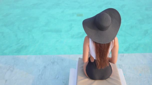 Imagens Bela Mulher Asiática Relaxante Piscina Hotel — Vídeo de Stock