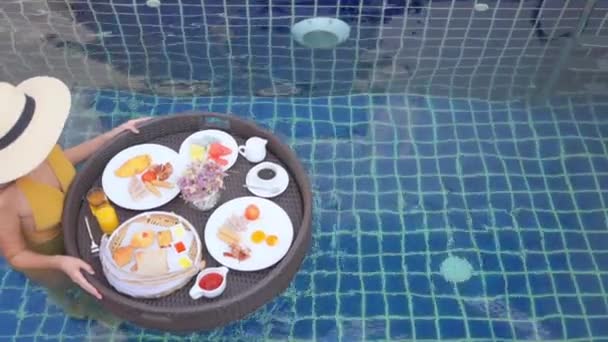 Footage Beautiful Young Asian Woman Relax Swimming Pool Hotel Resort — Stock Video