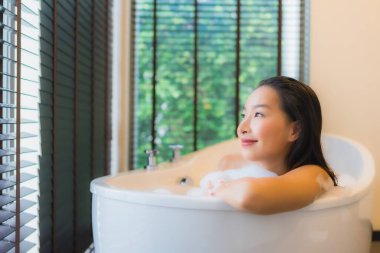 Güzel bir Asyalı kadın portresi. Mutlu bir gülümseme.