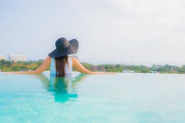 Asyalı kız mutlu gülümsemek güzel genç kadın portre dinlenmek