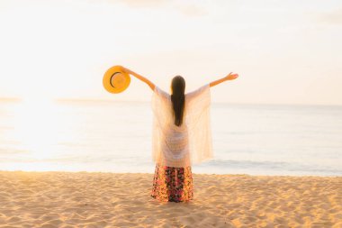 Güzel Asyalı genç kadınların portresi. Gülümseyin. Rahatlayın.