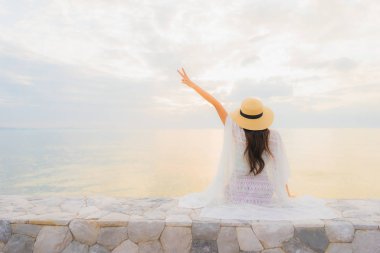 Güzel Asyalı genç kadınların portresi. Gülümseyin. Rahatlayın.