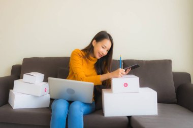 Genç Asyalı kadının portresi P ile çalışmak için dizüstü bilgisayar kullanıyor.