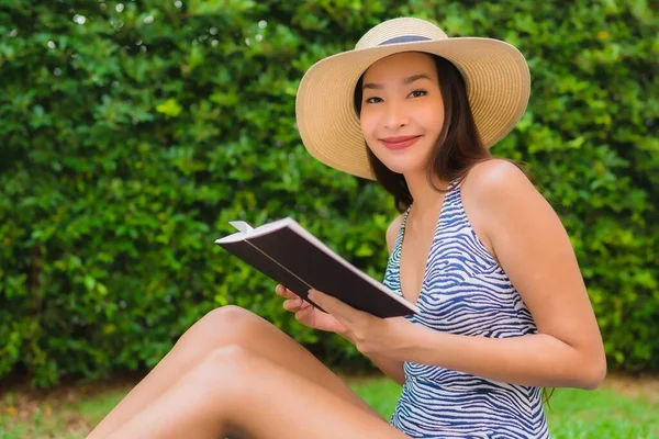 Ritratto bella giovane donna asiatica leggere libro intorno nuoto p — Foto Stock