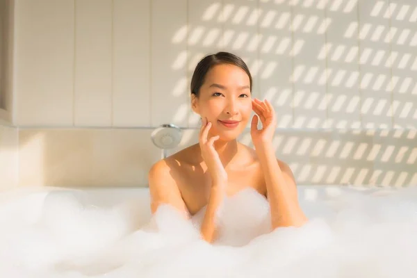 Portret jonge aziatische vrouw ontspannen nemen een bad in bad — Stockfoto