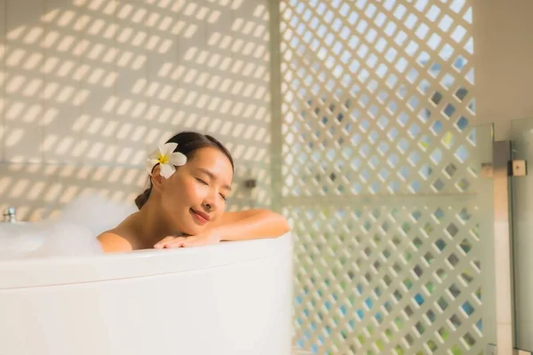 Portrait jeune asiatique femme relax prendre un bain dans baignoire — Photo