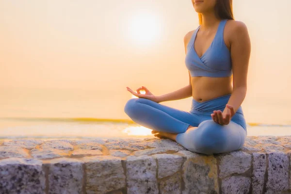 Retrato joven asiático mujer hacer meditación alrededor de mar playa océano —  Fotos de Stock