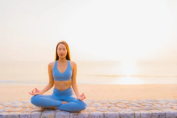 Retrato joven asiático mujer hacer meditación alrededor de mar playa océano — Foto de Stock