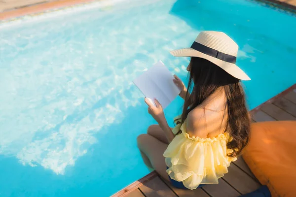 Portrait jeune asiatique femme lire livre autour de plein air piscine caca — Photo