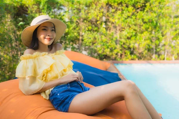 Portrét mladá asijská žena šťastný úsměv relax kolem venkovní koupání — Stock fotografie