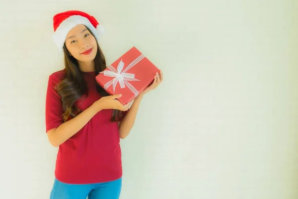 Retrato bonito jovem asiático mulheres desgaste santa chapéu no Natal — Fotografia de Stock